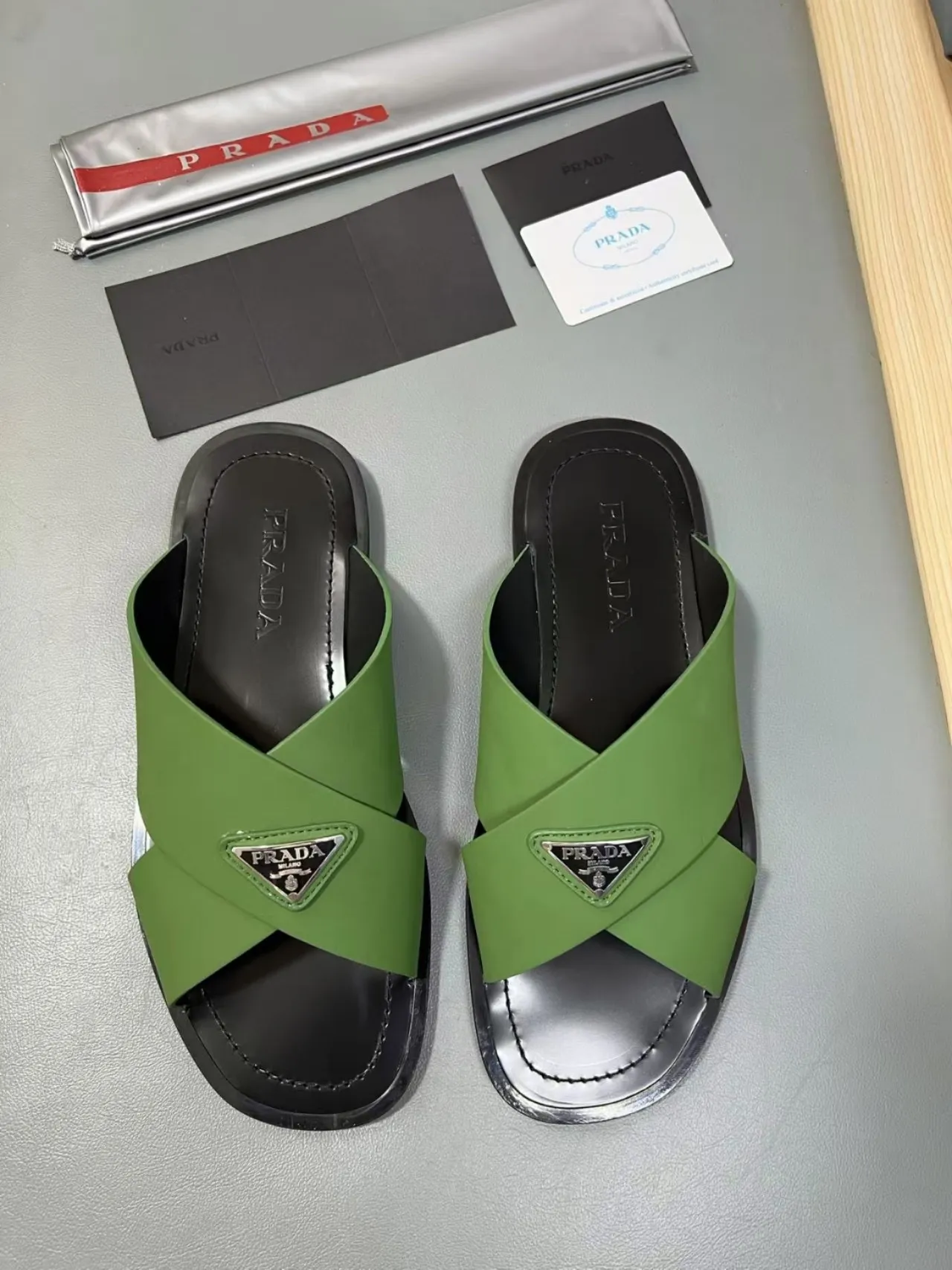 340💰PRADA Prada’s latest slippers are synchronized with the official website. This slipper is made of the brand’s unique and iconic Saffiano leather. The brand logo jumps out from the double straps, and the brand style is clearly visible. Cowhide gives men elegant charm and functional design, making it an ideal choice for vacation and leisure. Size:38-45